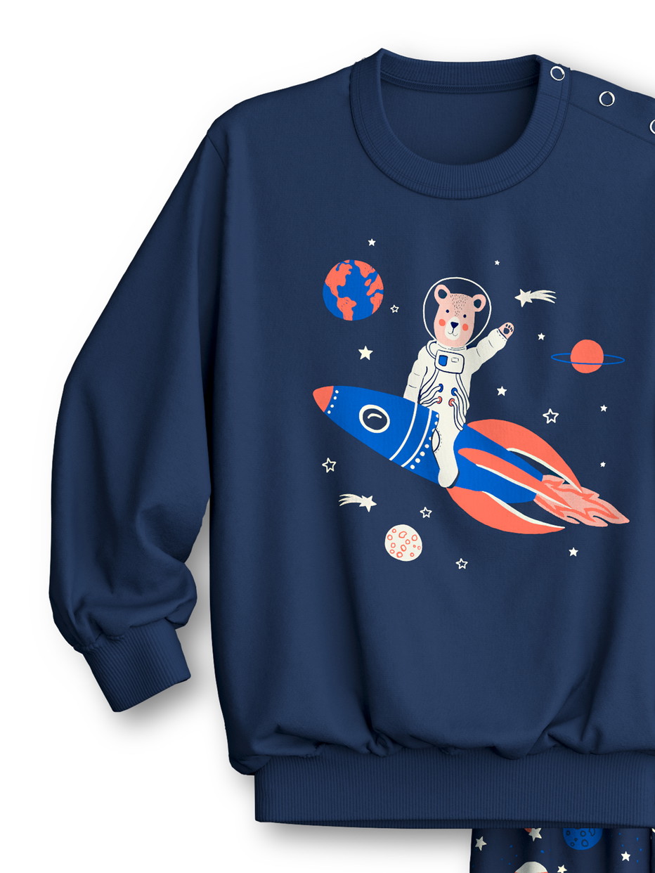 Kinder - Bündchen-Pyjama aus 100% Baumwolle in Blau, Gemustert aus Serie Toddlers Space von CALIDA, Vorderansicht, Weißer Hintergrund