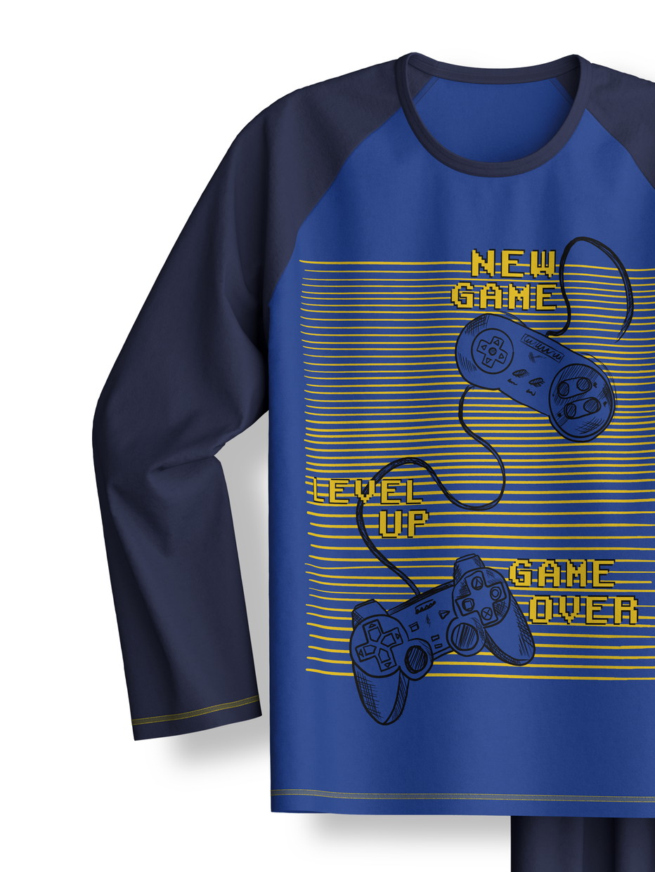 Kinder - Pyjama, lang aus 100% Baumwolle in Blau, Motiv aus Serie Kids Game von CALIDA, Vorderansicht, Weißer Hintergrund