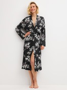 Damen-Model trägt Kimono, Länge 120cm aus Modal in Schwarz, Floral aus Serie Glimmer M&M von CALIDA, Vorderansicht