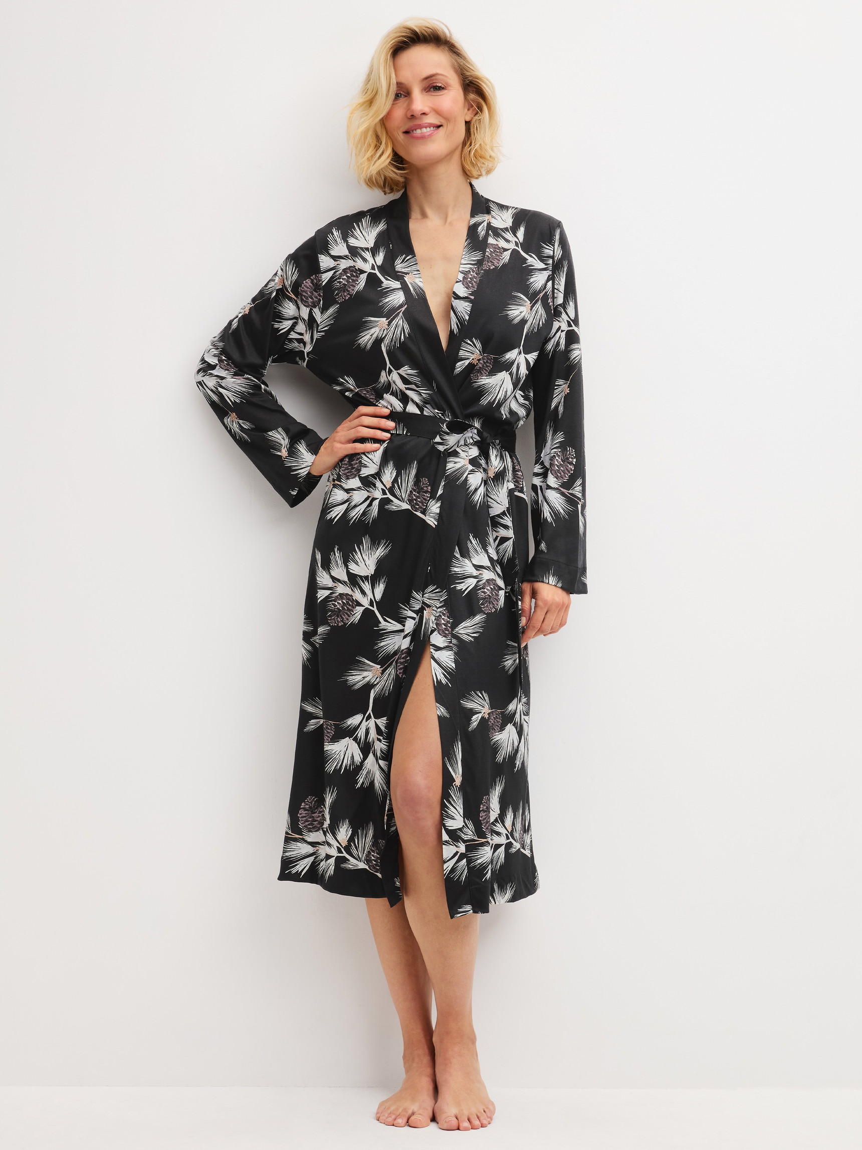 Damen-Model trägt Kimono, Länge 120cm aus Modal in Schwarz, Floral aus Serie Glimmer M&M von CALIDA, Vorderansicht