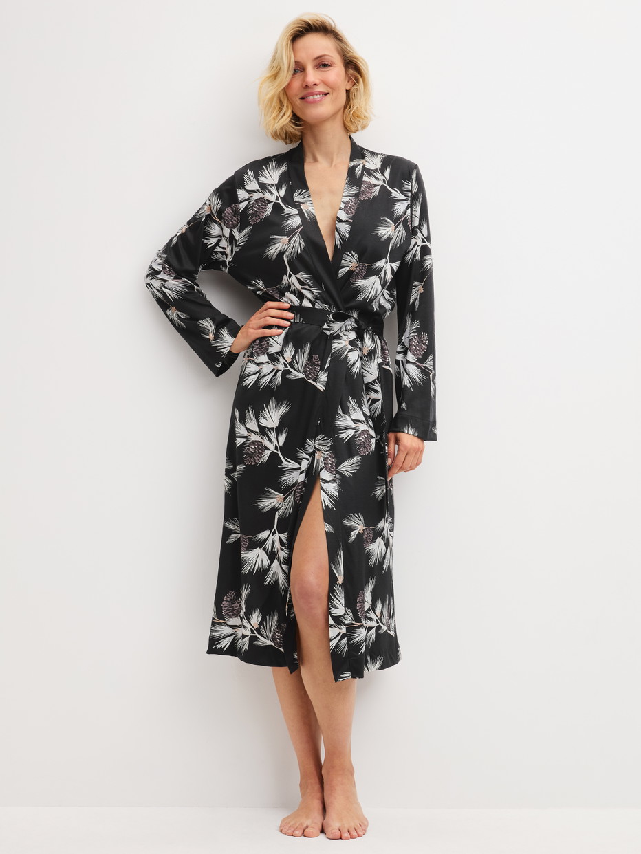 Damen-Model trägt Kimono, Länge 120cm aus Modal in Schwarz, Floral aus Serie Glimmer M&M von CALIDA, Vorderansicht