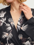 Damen-Model trägt Kimono, Länge 120cm aus Modal in Schwarz, Floral aus Serie Glimmer M&M von CALIDA, Detail