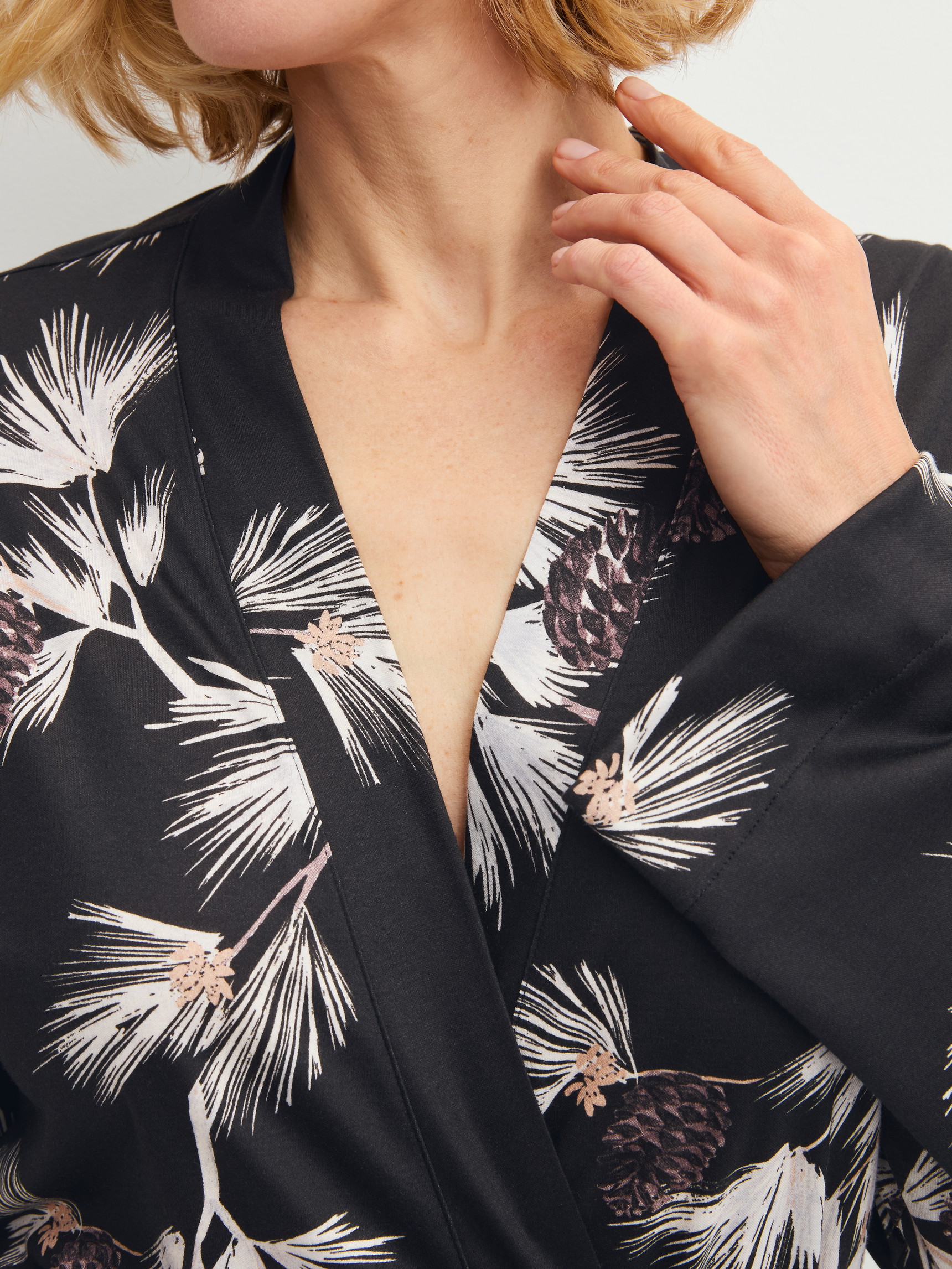 Damen-Model trägt Kimono, Länge 120cm aus Modal in Schwarz, Floral aus Serie Glimmer M&M von CALIDA, Detail