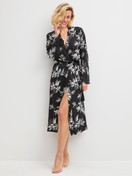 Damen-Model trägt Kimono, Länge 120cm aus Modal in Schwarz, Floral aus Serie Glimmer M&M von CALIDA, Zusatzbild