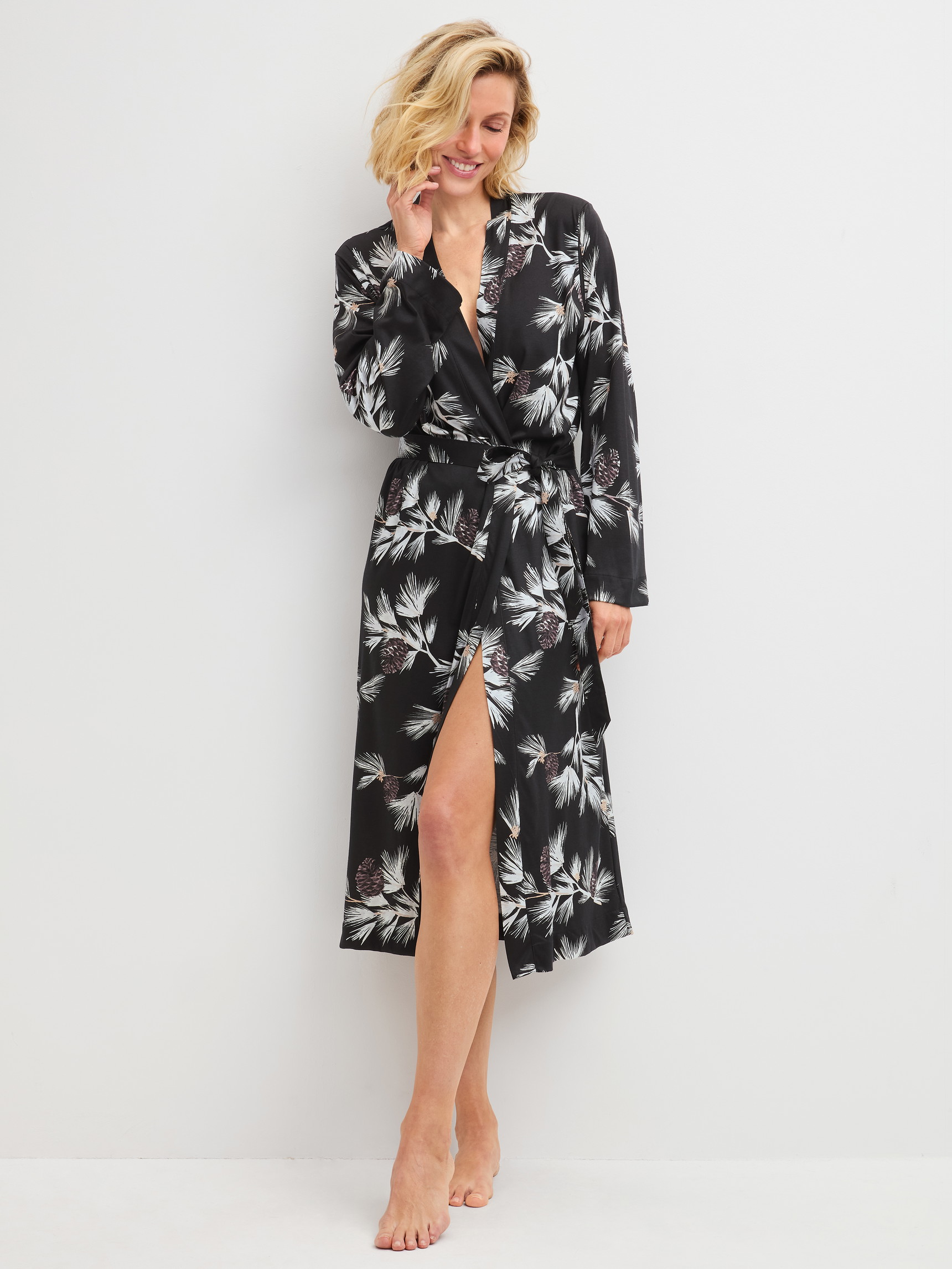 Damen-Model trägt Kimono, Länge 120cm aus Modal in Schwarz, Floral aus Serie Glimmer M&M von CALIDA, Zusatzbild