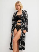 Damen-Model trägt Kimono, Länge 120cm aus Modal in Schwarz, Floral aus Serie Glimmer M&M von CALIDA, Zusatzbild