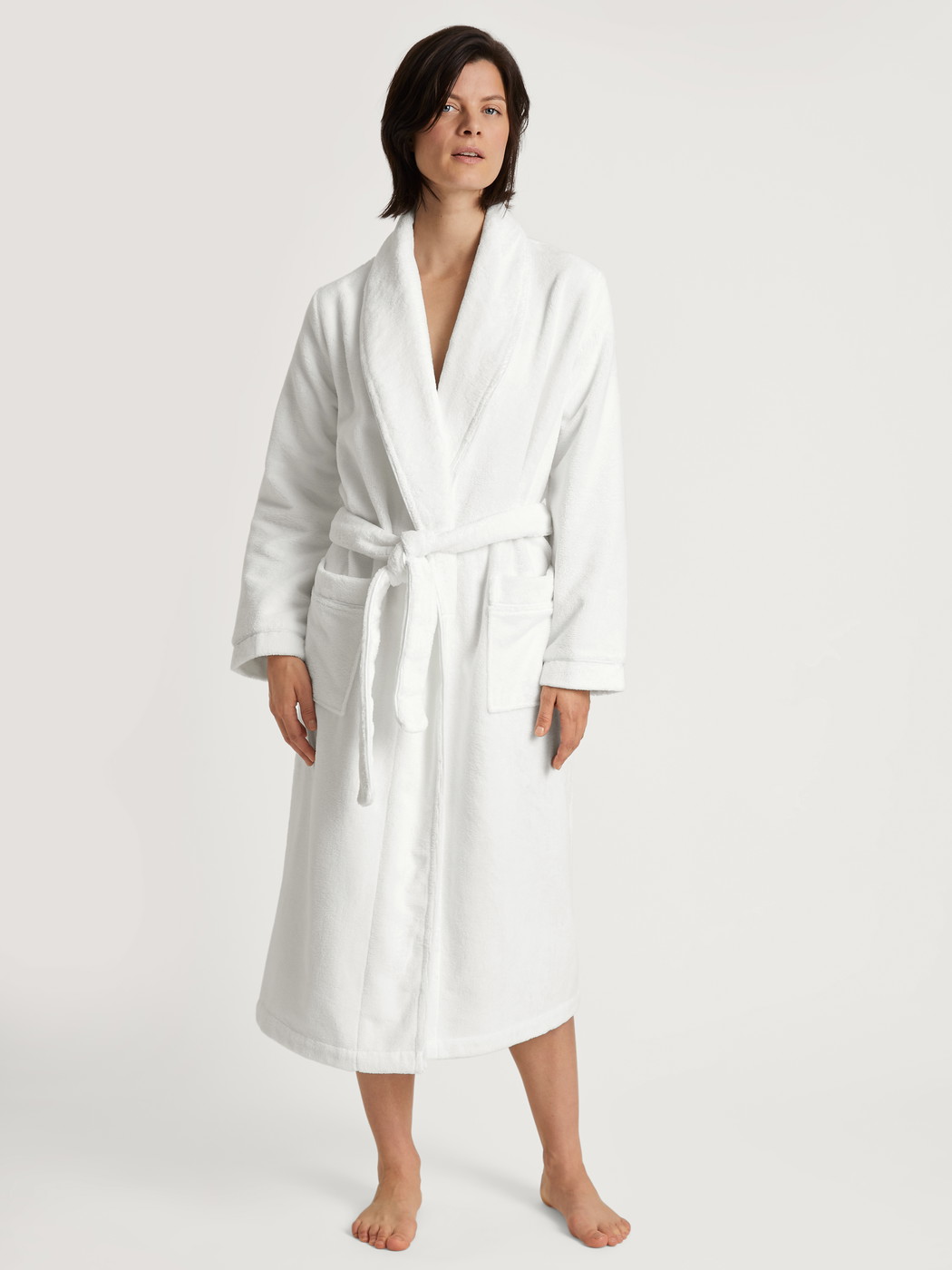 Le mannequin Femme porte le/la Peignoir en Coton de couleur Blanc, Unicolore, de la série Cosy Shower de CALIDA, Vue de face