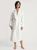 Le mannequin Femme porte le/la Peignoir en Coton de couleur Blanc, Unicolore, de la série Cosy Shower de CALIDA, Vue de face