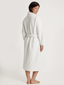 Le mannequin Femme porte le/la Peignoir en Coton de couleur Blanc, Unicolore, de la série Cosy Shower de CALIDA, Vue arrière