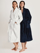 Le mannequin Femme porte le/la Peignoir en Coton de couleur Blanc, Unicolore, de la série Cosy Shower de CALIDA, Image supplémentaire