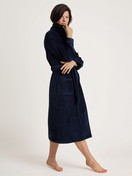 Le mannequin Femme porte le/la Peignoir en Coton de couleur Bleu, Unicolore, de la série Cosy Shower de CALIDA, Vue de face