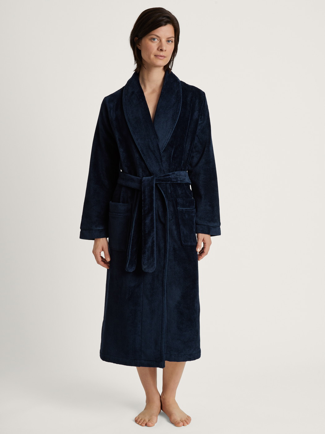 Le mannequin Femme porte le/la Peignoir en Coton de couleur Bleu, Unicolore, de la série Cosy Shower de CALIDA, Vue de face