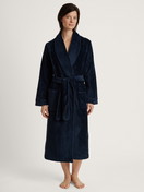 Le mannequin Femme porte le/la Peignoir en Coton de couleur Bleu, Unicolore, de la série Cosy Shower de CALIDA, Vue de face