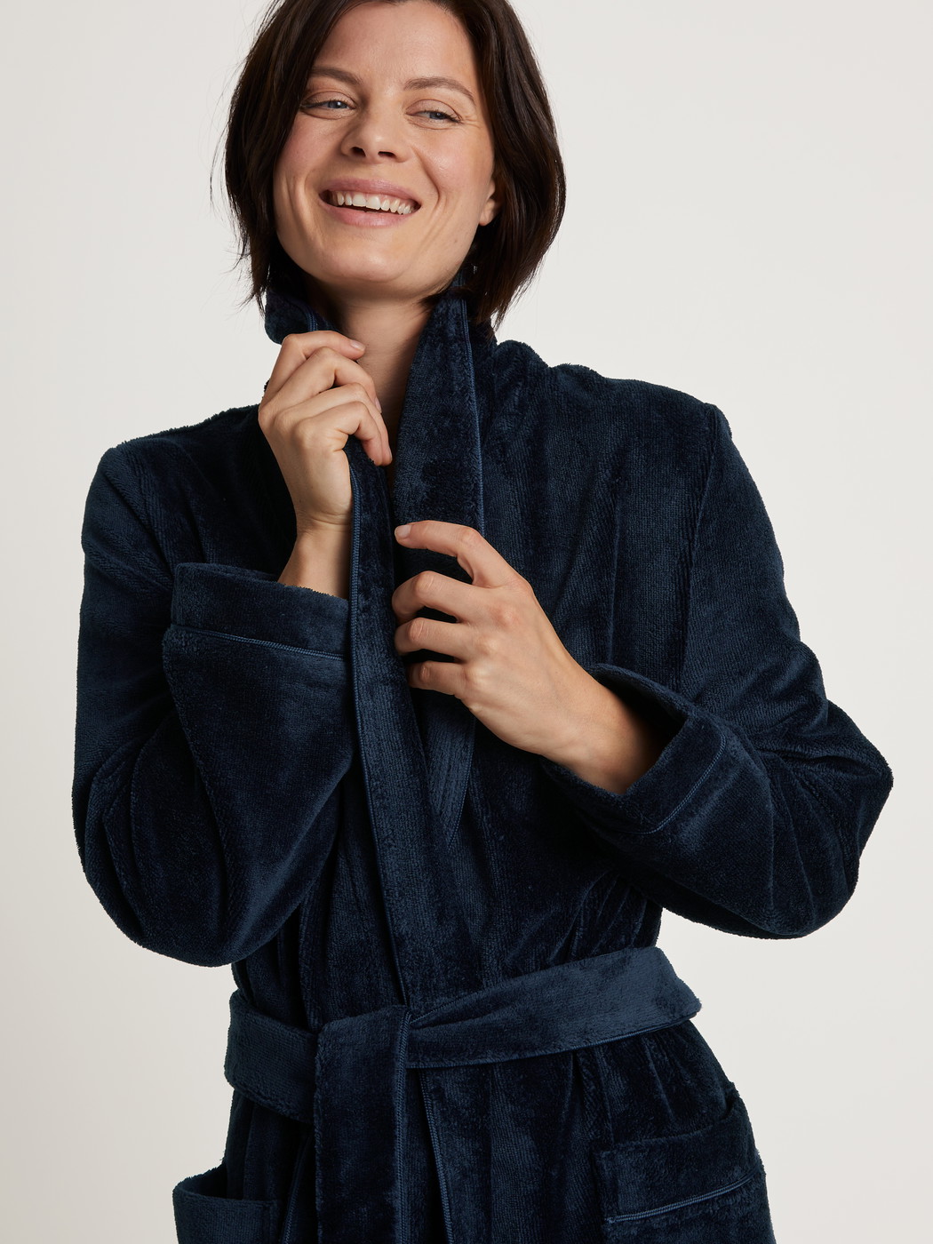 Le mannequin Femme porte le/la Peignoir en Coton de couleur Bleu, Unicolore, de la série Cosy Shower de CALIDA, Détail