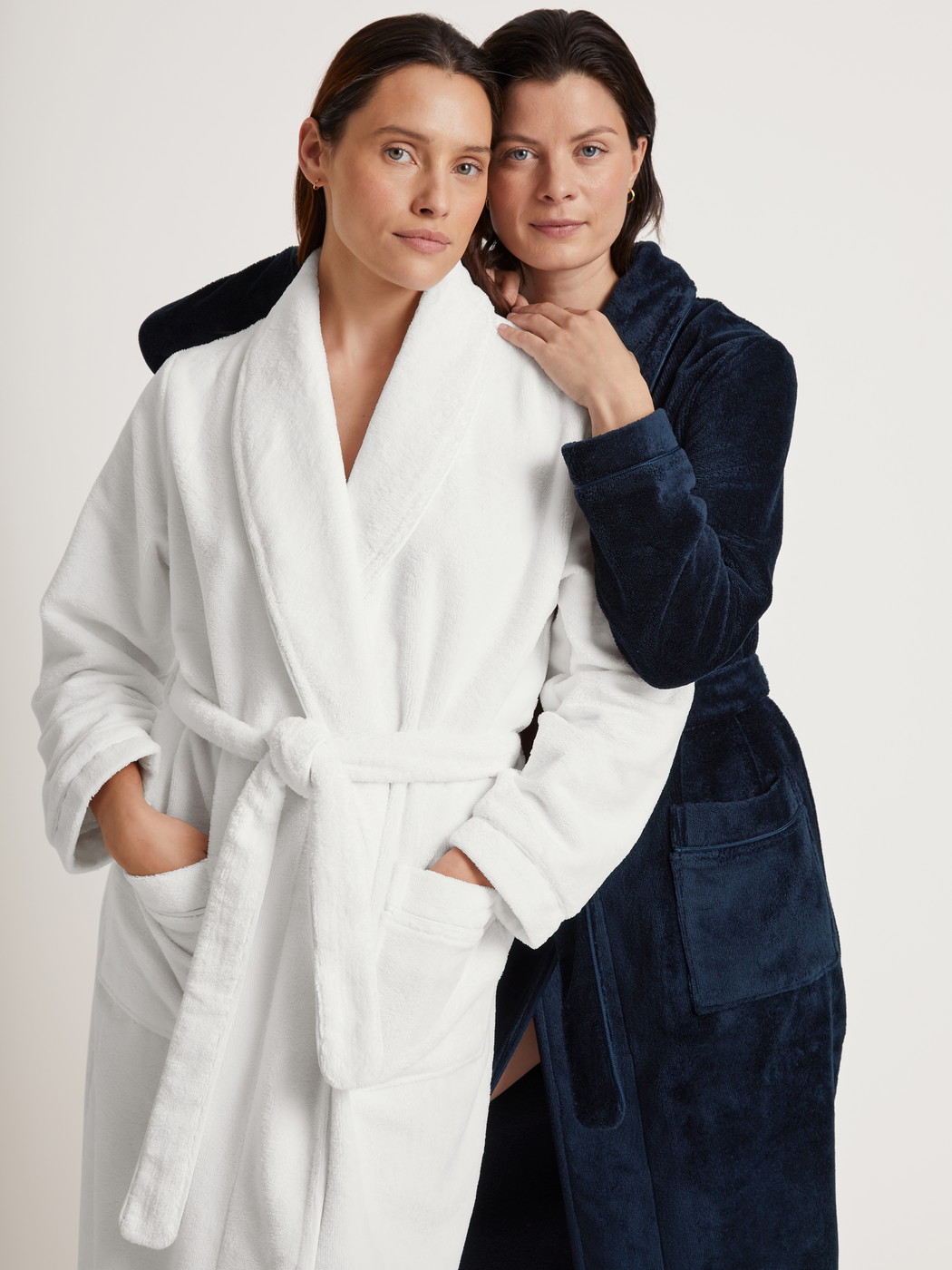 Le mannequin Femme porte le/la Peignoir en Coton de couleur Bleu, Unicolore, de la série Cosy Shower de CALIDA, Image supplémentaire