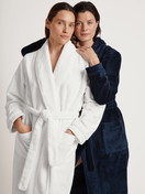 Le mannequin Femme porte le/la Peignoir en Coton de couleur Bleu, Unicolore, de la série Cosy Shower de CALIDA, Image supplémentaire