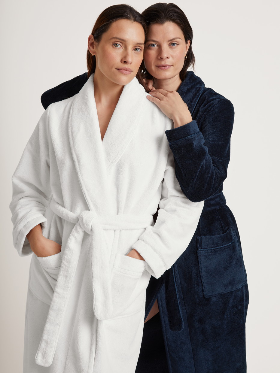Women model is wearing Bathrobe made of Cotton in Blue, Unicoloured from the Cosy Shower series by CALIDA, Additional Image
