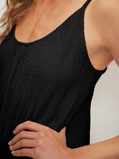 Damen-Model trägt Jumpsuit aus Baumwolle in Schwarz, Einfarbig aus Serie Favourites Layering von CALIDA, Detail