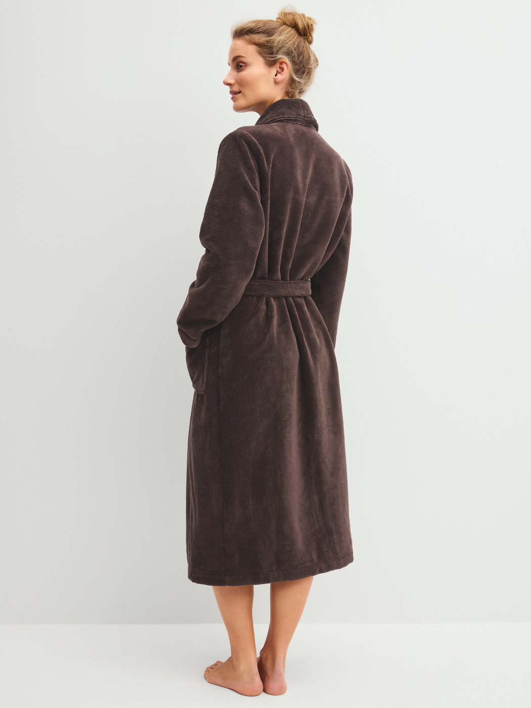 Women model is wearing Bathrobe 120 cm made of Cotton in Brown, Unicoloured from the Alpine LW series by CALIDA, Back view