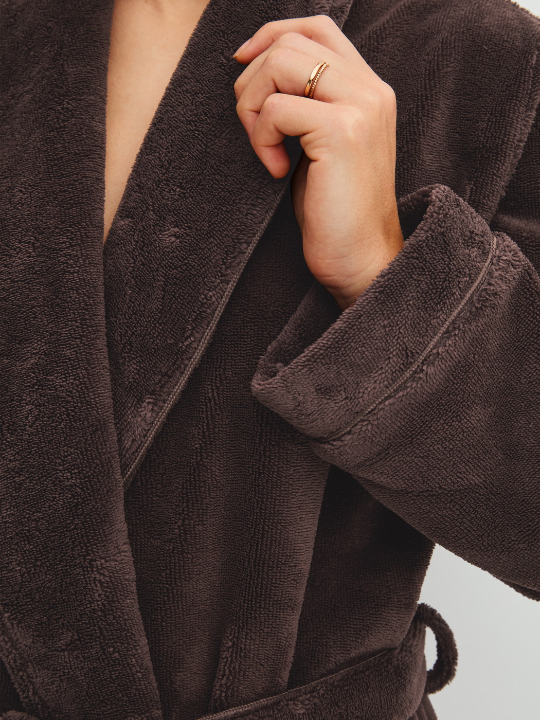 Women model is wearing Bathrobe 120 cm made of Cotton in Brown, Unicoloured from the Alpine LW series by CALIDA, Detail