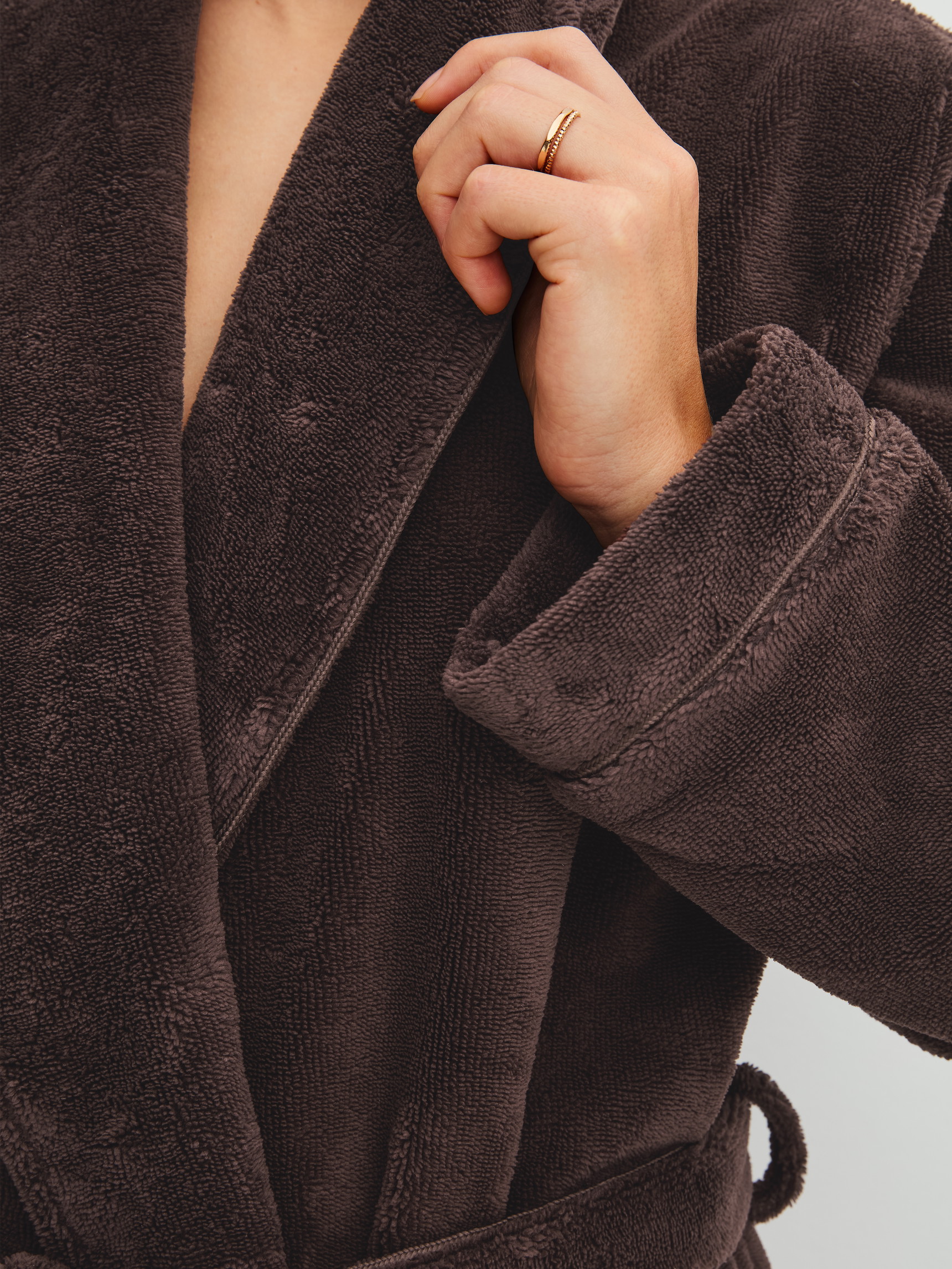 Women model is wearing Bathrobe 120 cm made of Cotton in Brown, Unicoloured from the Alpine LW series by CALIDA, Detail