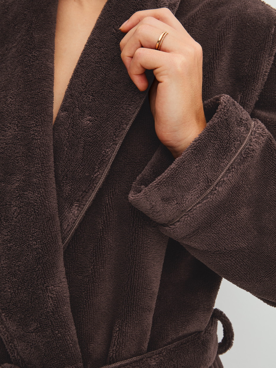 Women model is wearing Bathrobe 120 cm made of Cotton in Brown, Unicoloured from the Alpine LW series by CALIDA, Detail