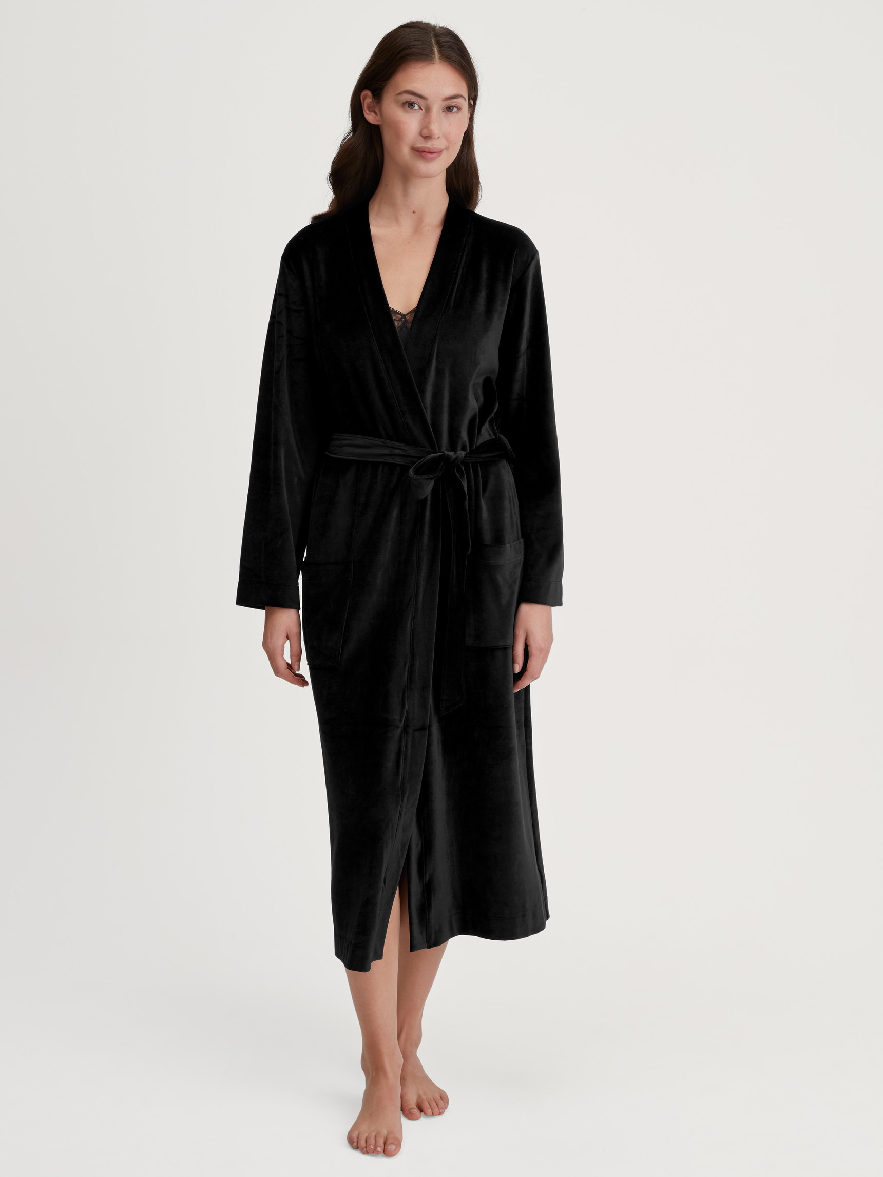 Le mannequin Femme porte le/la Kimono en velours – Longueur 125 cm en Coton de couleur Noir, Unicolore, de la série Favourites Seduction de CALIDA, Vue de face