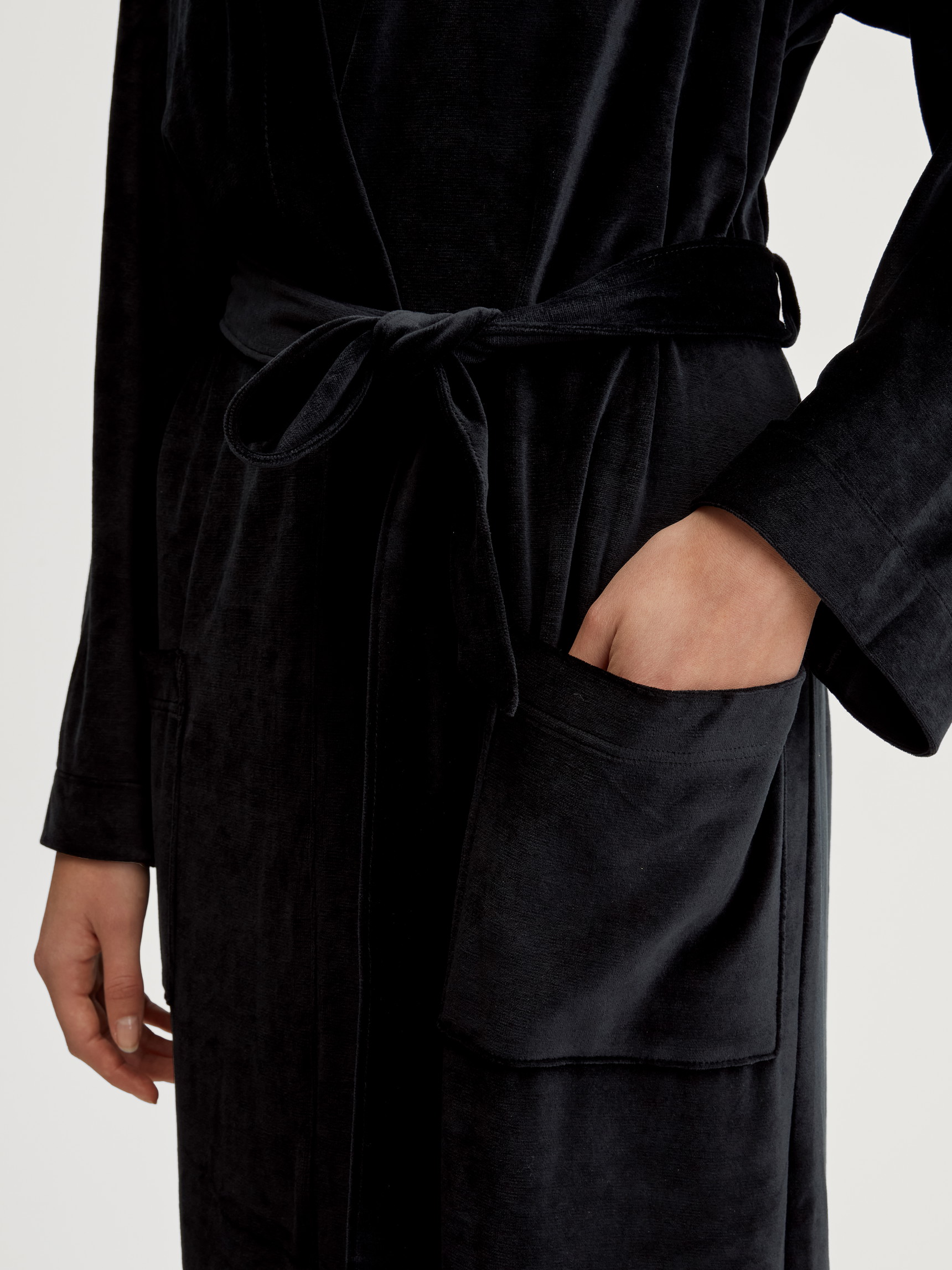 Le mannequin Femme porte le/la Kimono en velours – Longueur 125 cm en Coton de couleur Noir, Unicolore, de la série Favourites Seduction de CALIDA, Détail