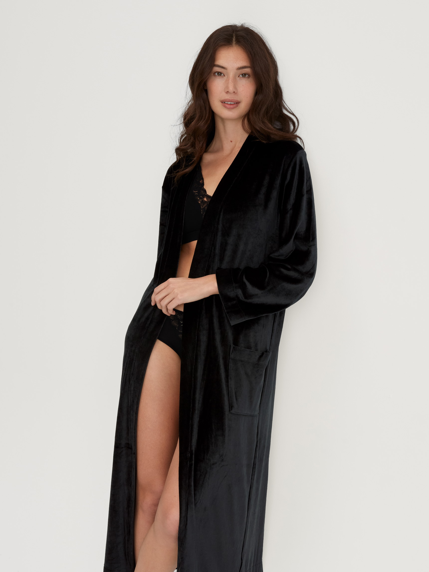 Le mannequin Femme porte le/la Kimono en velours – Longueur 125 cm en Coton de couleur Noir, Unicolore, de la série Favourites Seduction de CALIDA, Vue de face