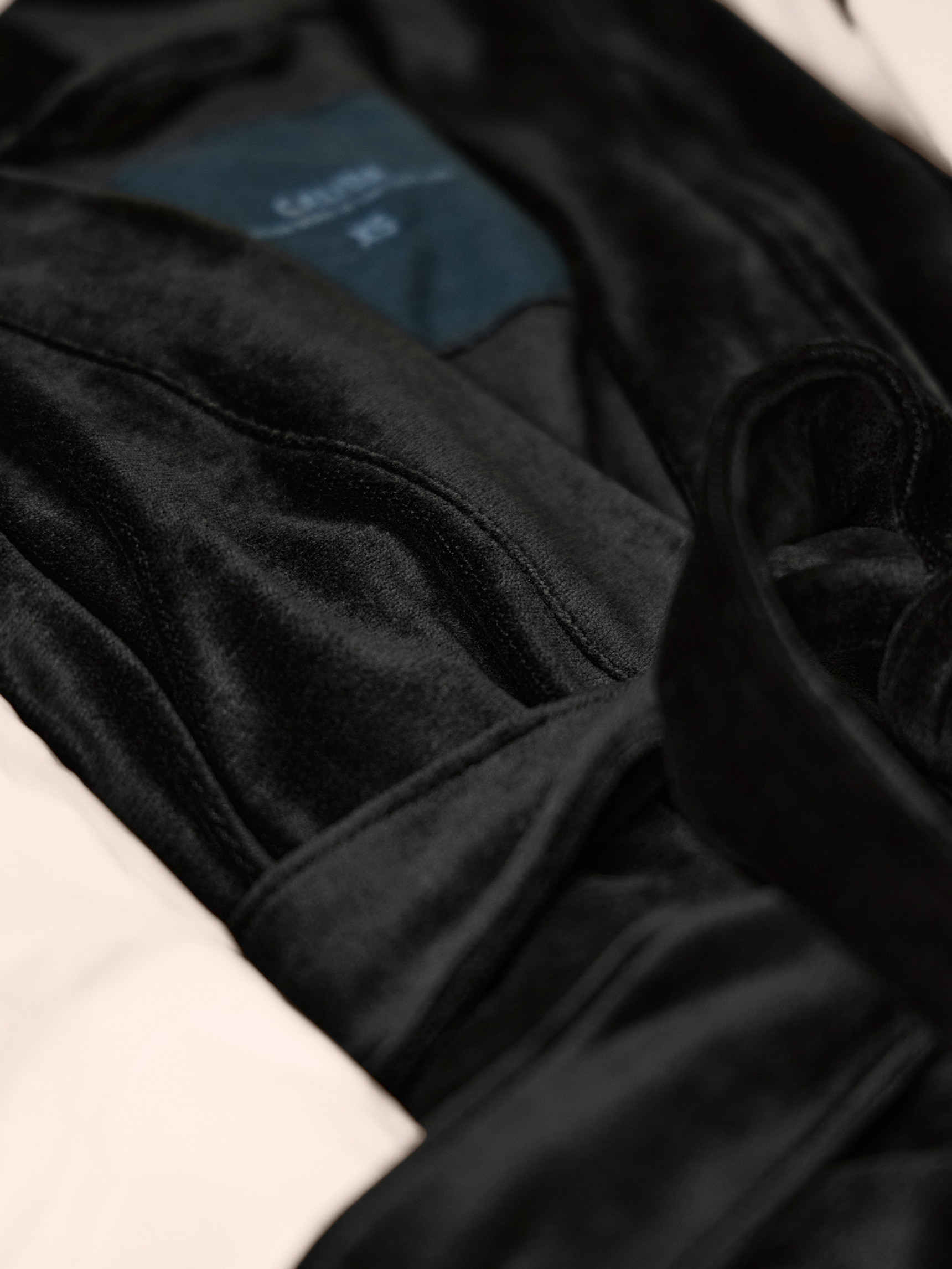 Femme - Kimono en velours – Longueur 125 cm en Coton de couleur Noir, Unicolore, de la série Favourites Seduction de CALIDA, Détail