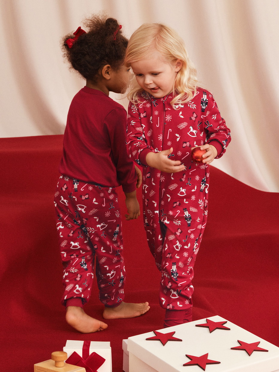 La modella / Il modello Figli indossa Tuta in 100% cotone di colore Rosso, Modello, della serie Family & Friends di CALIDA, Vista frontale