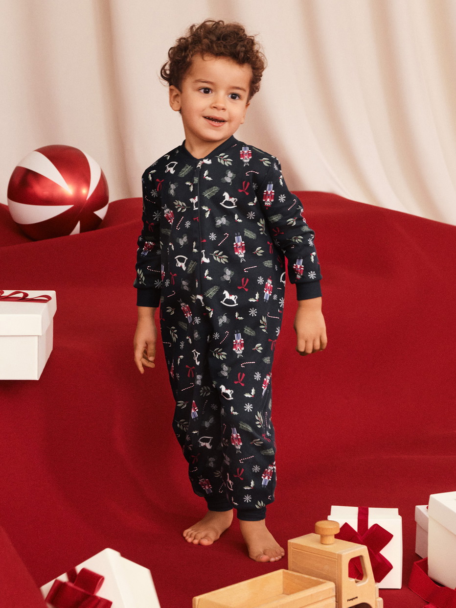 Kinder-Model trägt Jumpsuit aus 100% Baumwolle in Blau, Gemustert aus Serie Family & Friends von CALIDA, Vorderansicht