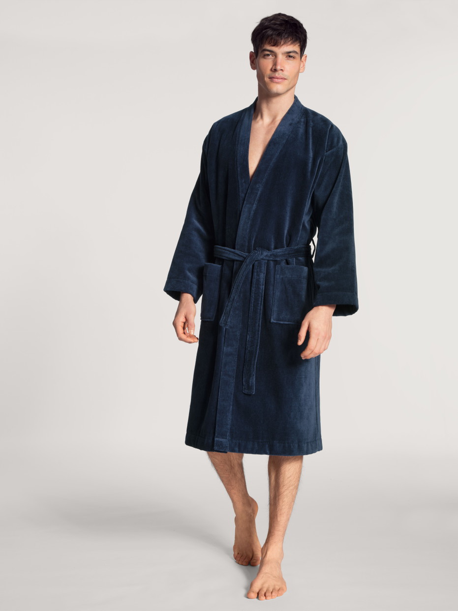 Herren-Model trägt Wohlfühl-Bademantel mit Frotteefutter aus 100% Baumwolle in Blau, Einfarbig aus Serie After Shower von CALIDA, Vorderansicht