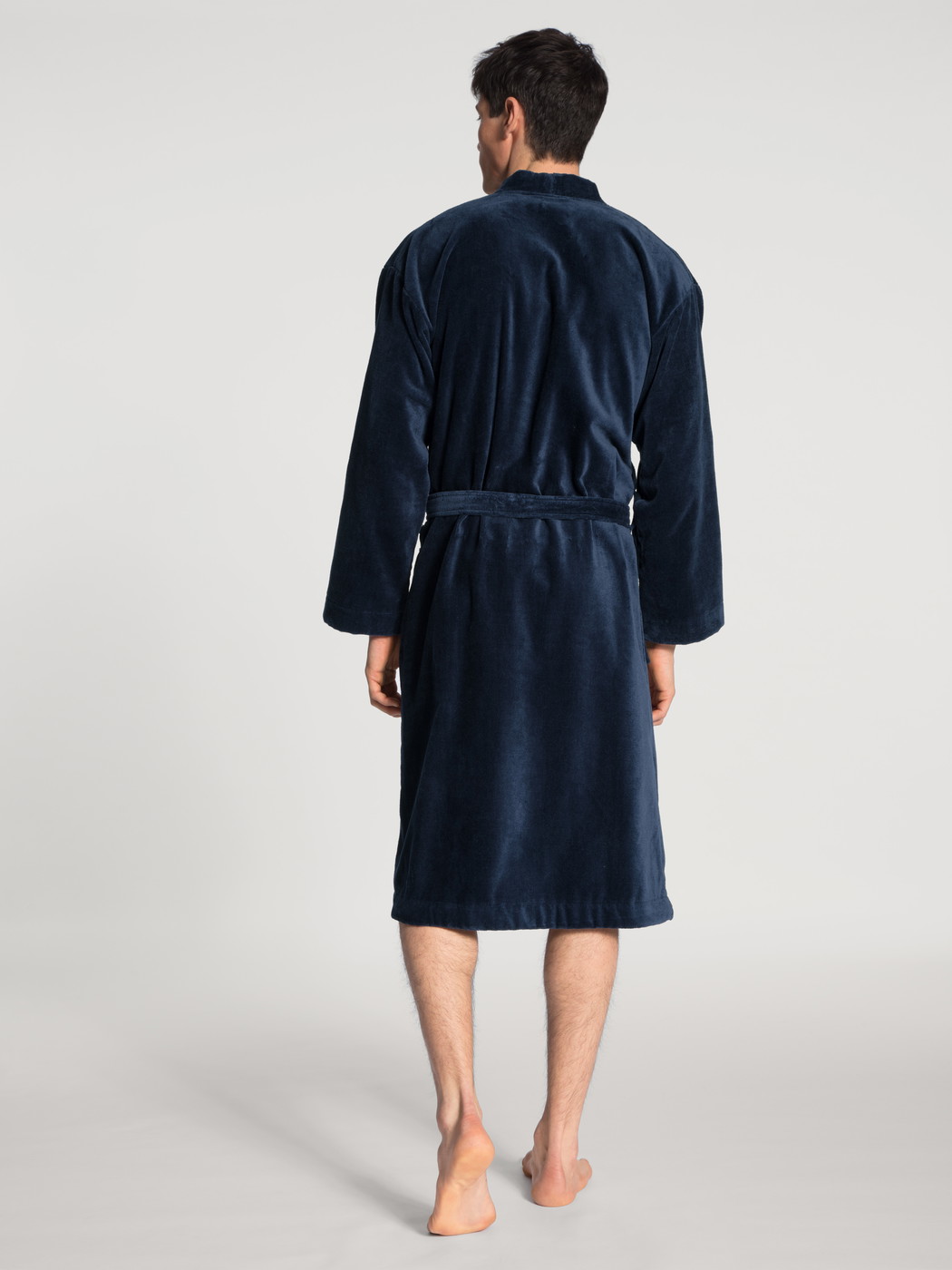 Le mannequin Homme porte le/la Peignoir en 100% coton de couleur Bleu, Unicolore, de la série After Shower de CALIDA, Vue arrière