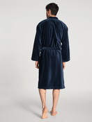 Le mannequin Homme porte le/la Peignoir en 100% coton de couleur Bleu, Unicolore, de la série After Shower de CALIDA, Vue arrière