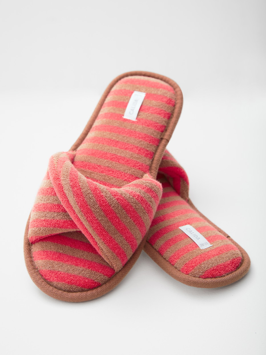 Damen-Model trägt Slippers aus Baumwolle in Braun, Gestreift aus Serie Lounge Stripe von CALIDA, Vorderansicht