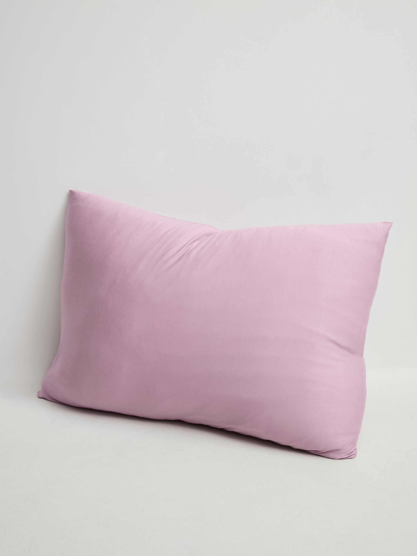 La modella / Il modello Donna indossa Fodera per cuscino in Modal di colore Viola, Tinta unita, della serie DSW Balancing di CALIDA, Vista frontale