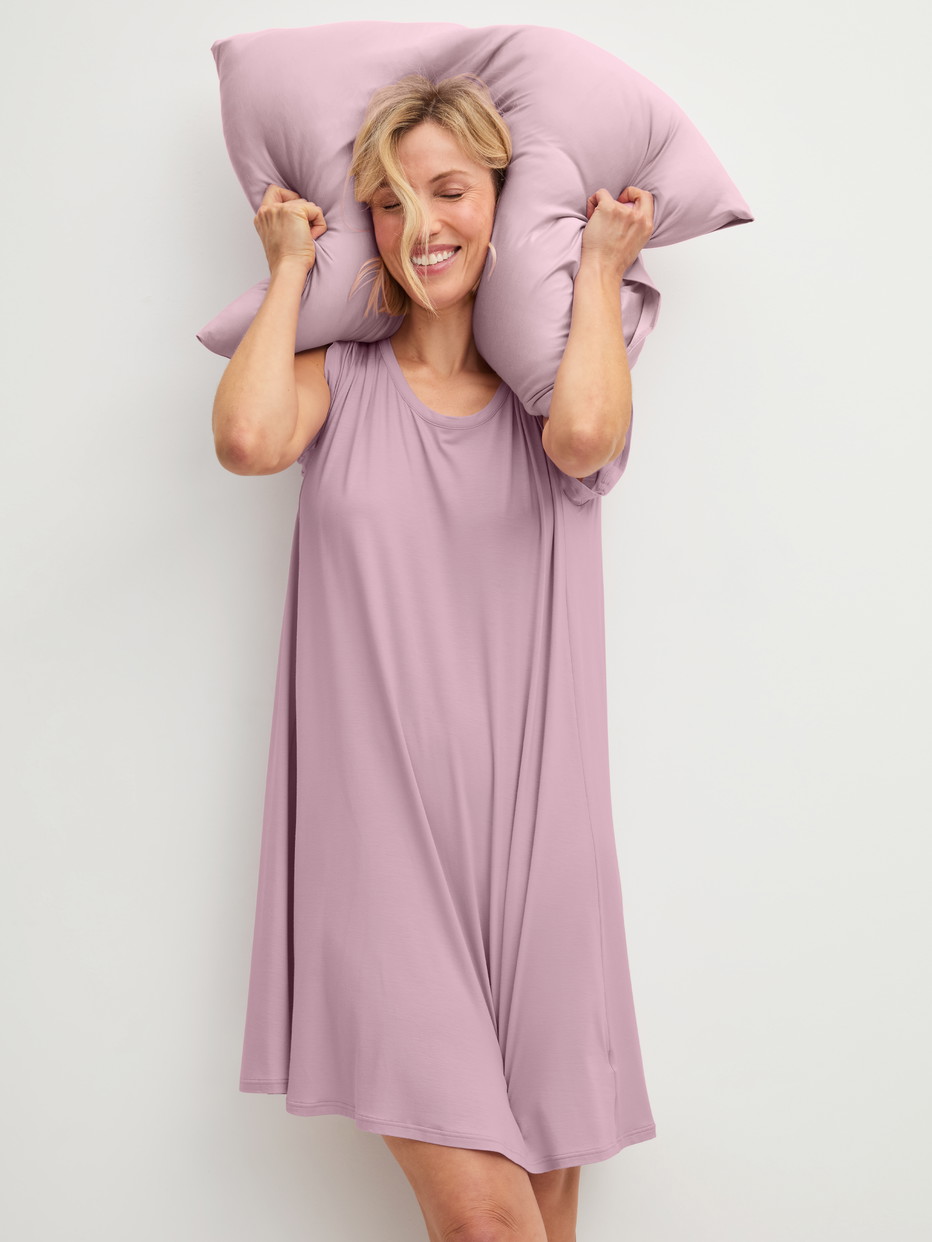 Women model is wearing Pillowcase made of Modal in Purple, Unicoloured from the DSW Balancing series by CALIDA, Additional Image