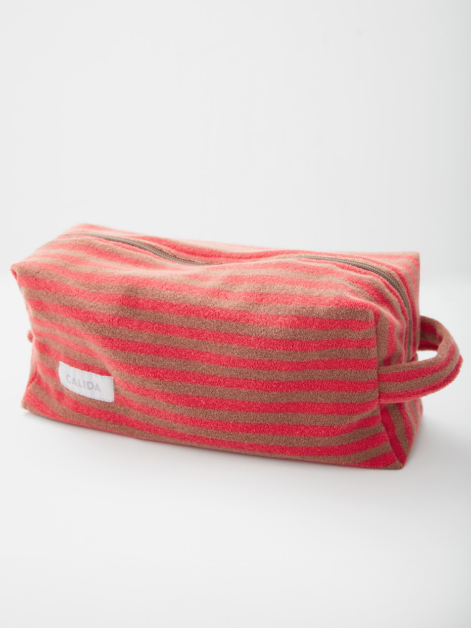 Damen-Model trägt Kosmetiktasche aus Terry aus Baumwolle in Braun, Gestreift aus Serie Lounge Stripe von CALIDA, Vorderansicht