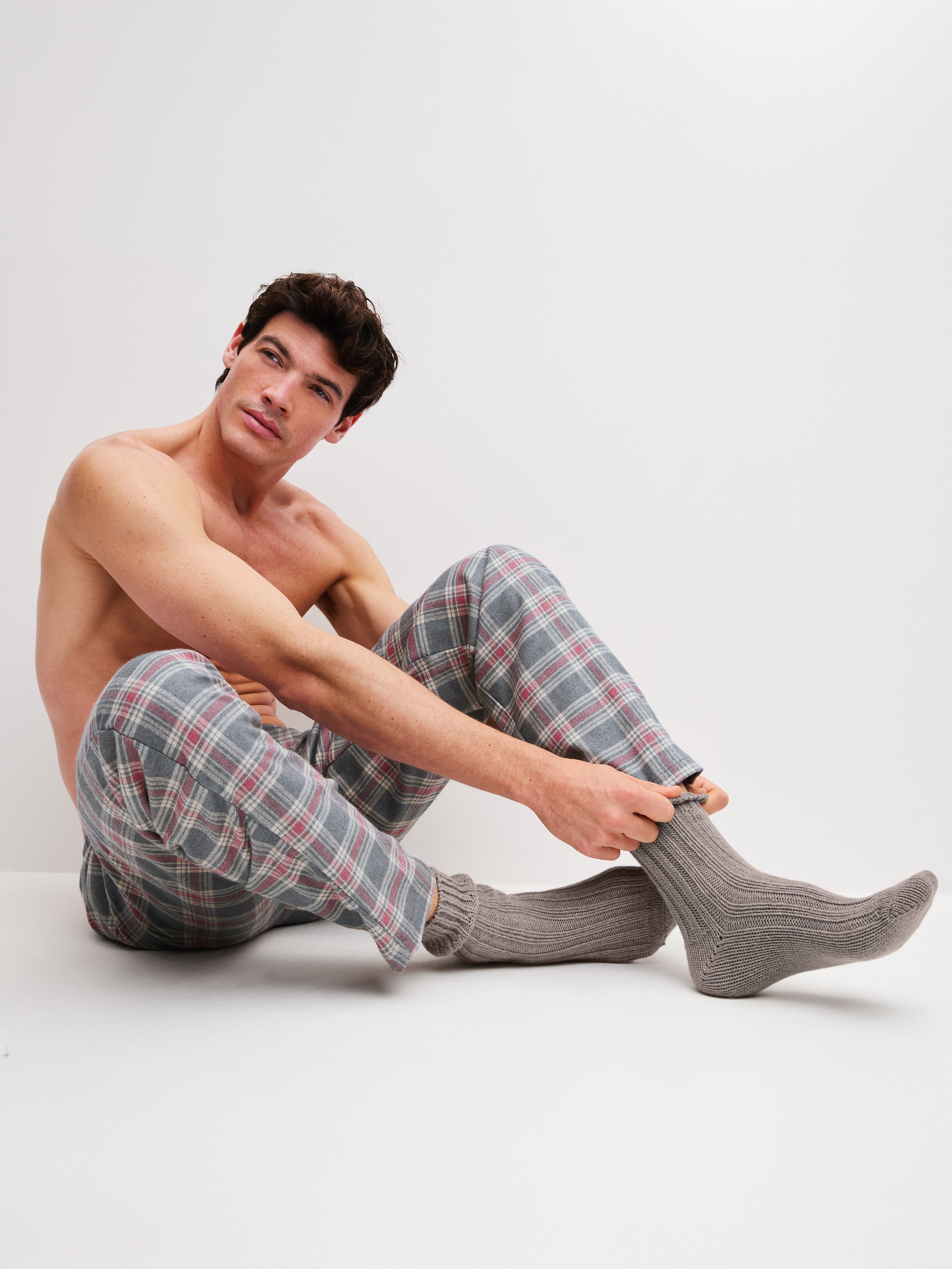 La modella / Il modello Uomo indossa Calze di lana in Lana di colore Marrone, Tinta unita, della serie RMX Flannel Mood di CALIDA, Immagine aggiuntiva
